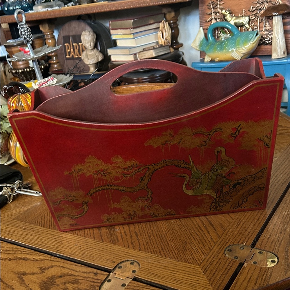 Vintage Chinoiserie-style Magazine Holder with Gold Crane and Tree Design - Picture 6 of 13